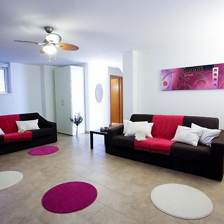Residenza Romina Sleeps 8 With Pool- By Italian Apartments Rezzonico Exterior foto