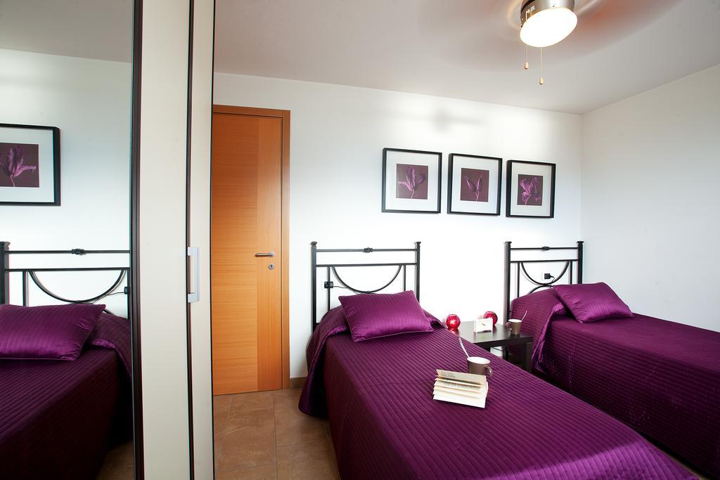 Residenza Romina Sleeps 8 With Pool- By Italian Apartments Rezzonico Quarto foto