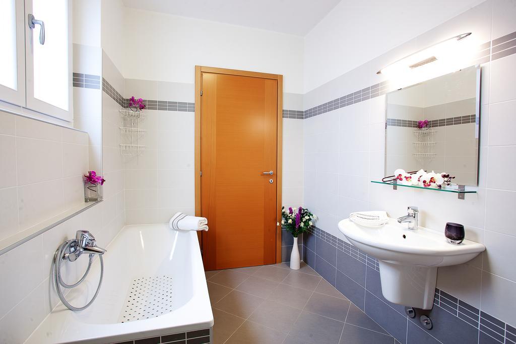 Residenza Romina Sleeps 8 With Pool- By Italian Apartments Rezzonico Quarto foto