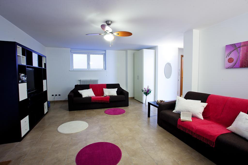 Residenza Romina Sleeps 8 With Pool- By Italian Apartments Rezzonico Quarto foto