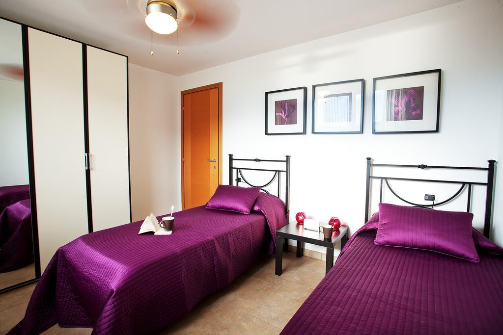 Residenza Romina Sleeps 8 With Pool- By Italian Apartments Rezzonico Quarto foto