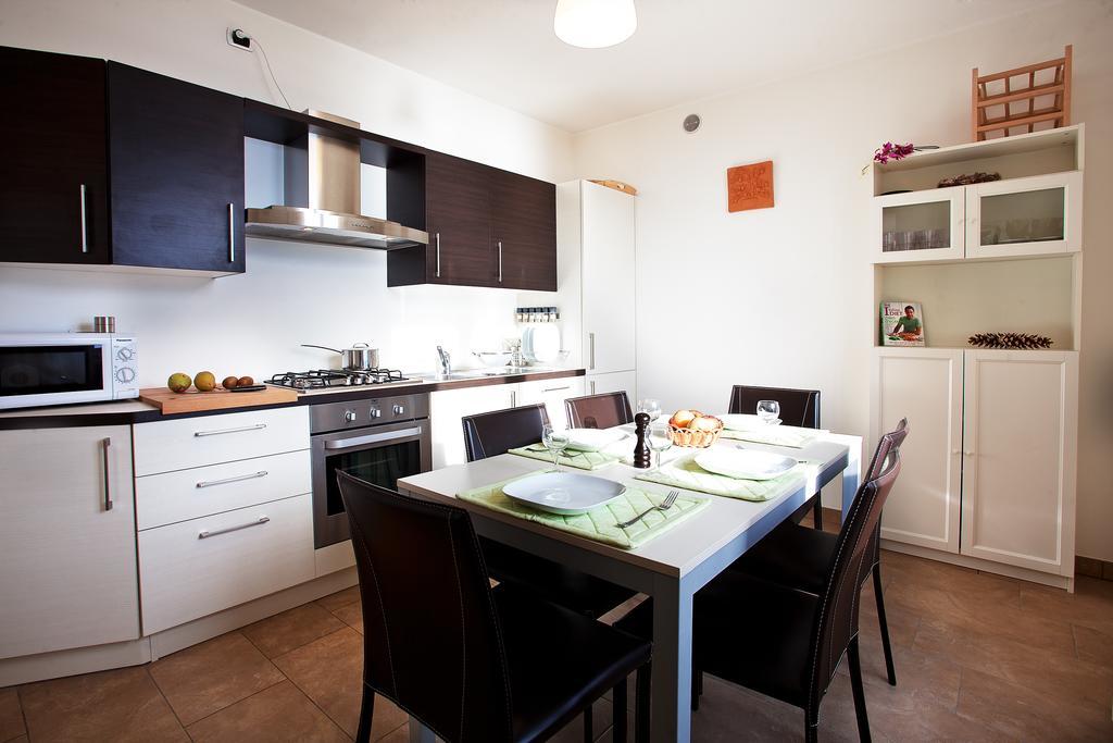 Residenza Romina Sleeps 8 With Pool- By Italian Apartments Rezzonico Quarto foto