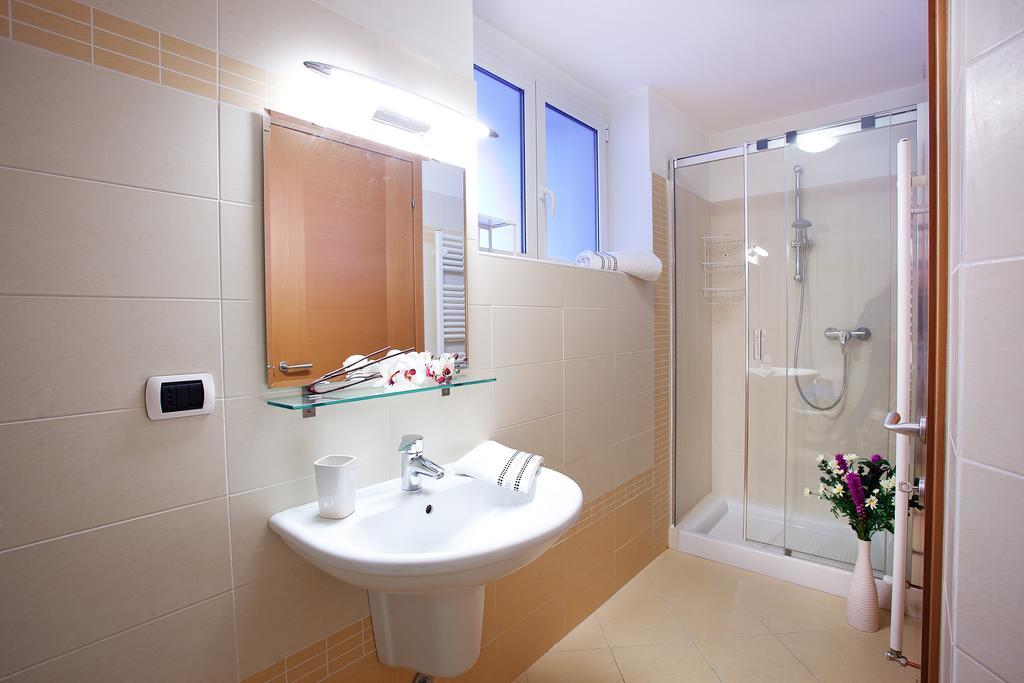 Residenza Romina Sleeps 8 With Pool- By Italian Apartments Rezzonico Quarto foto