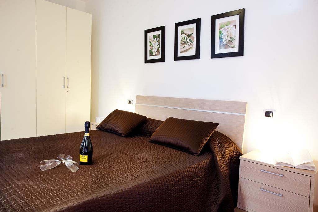 Residenza Romina Sleeps 8 With Pool- By Italian Apartments Rezzonico Quarto foto